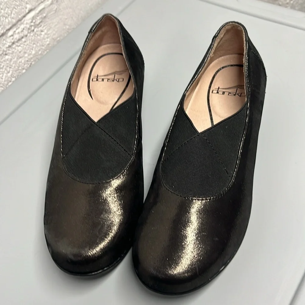 Dansko Ann Woman’s Flat Shoes Black Leather/Textile Trim size 37 US 6.5/7